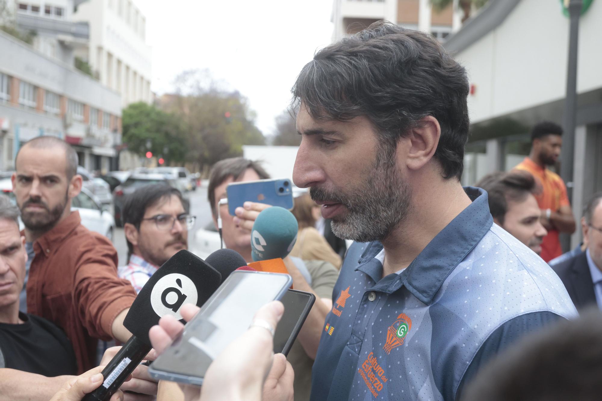 Mesa de cuestación contra el cáncer con Valencia Basket, Juan Roig y Hortensia Herrero