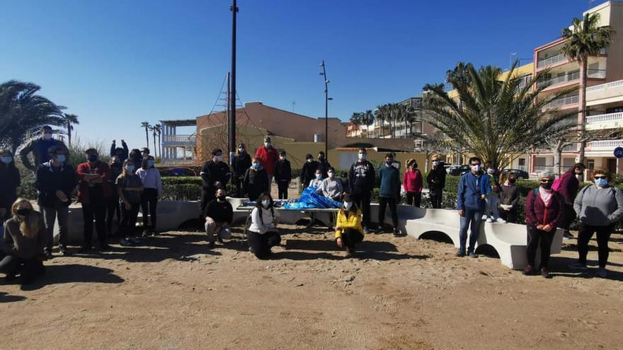 Foto de familia de las personas que se sumaron a la iniciativa de limpieza de las playas de Nules.