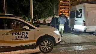 Deja el coche en mitad de una calle de Mallorca para ir al bar, provoca un atasco y agrede a un policía