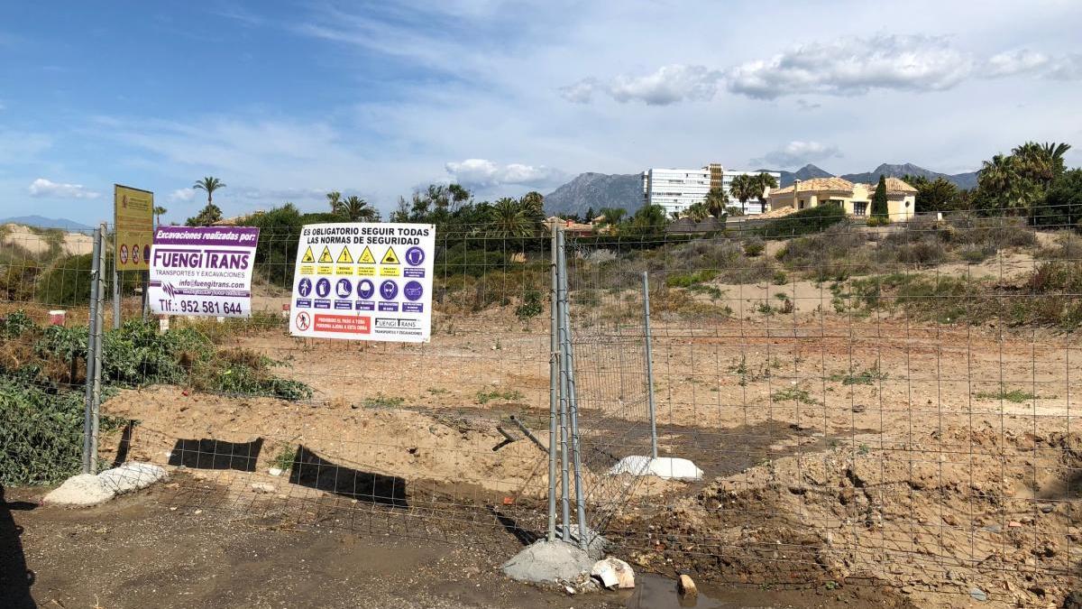 El antiguo aparcamiento, vallado con anclajes de hormigón y el piso levantado.