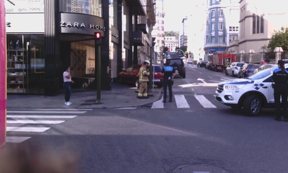 Un choque entre dos vehículos provocó que uno de ellos invadiera la zona peatonal.