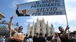 Milan (Italy), 14/06/2023.- Two persons hold up a banner reading ’...our president, Silvio forever’ as they wait outside the Milan Cathedral (Duomo) ahead of the state funeral for Italy’s former prime minister and media mogul Silvio Berlusconi, in Milan, northern Italy, 14 June 2023. Silvio Berlusconi died at the age of 86 on 12 June 2023 at Milan’s San Raffaele hospital. The Italian media tycoon and Forza Italia (FI) party founder, dubbed as ’Il Cavaliere’ (The Knight), served as prime minister of Italy in four governments. The Italian government has declared 14 June 2023 a national day of mourning. (Italia) EFE/EPA/CIRO FUSCO