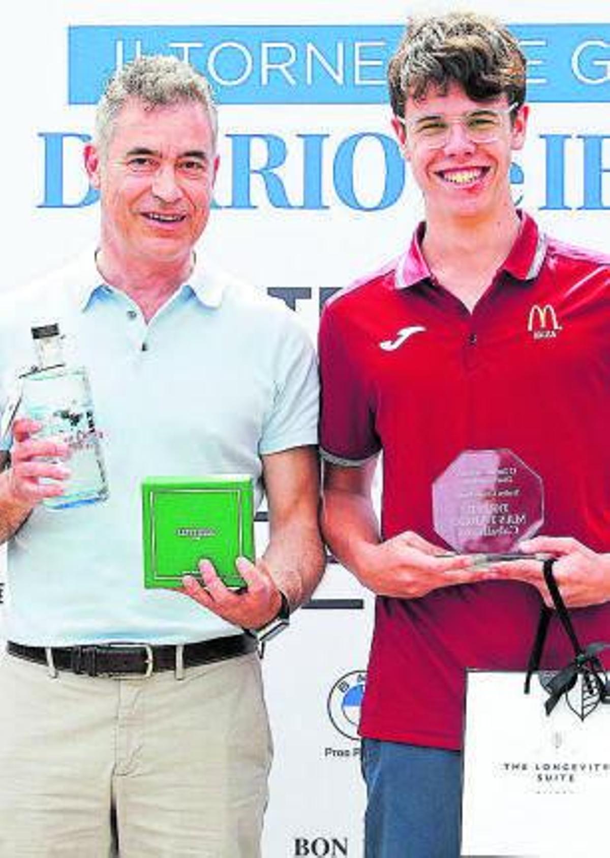 Alberto Isábal, delegado de Grupo Ferrá en Ibiza, da el trofeo a Ignacio Oteo, que consiguió dos galardones.