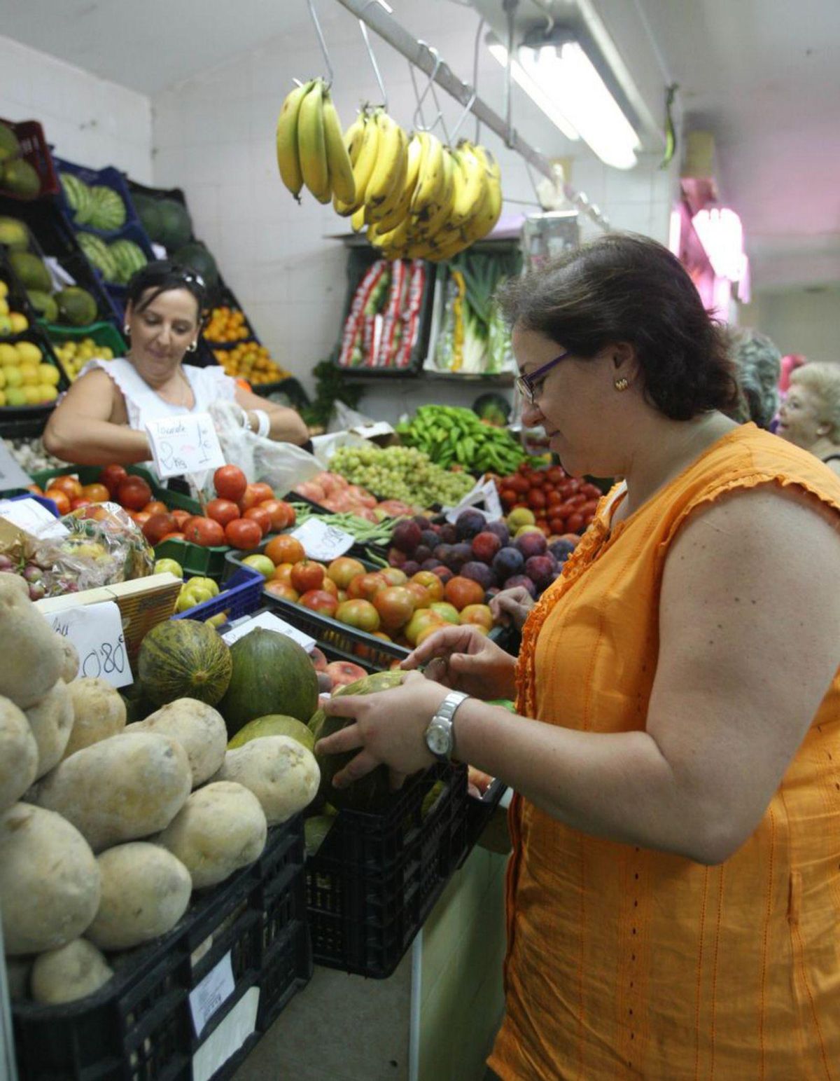Variedad de frutas en una frutería cordobesa.
