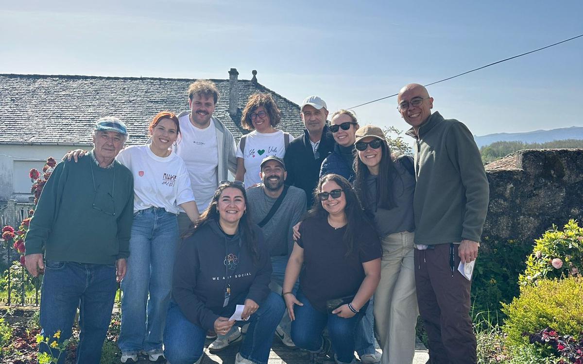 Uno de los grupos desplazados del resto de España, ayer, con vecinos de San Xoán de Río. | CEDIDA