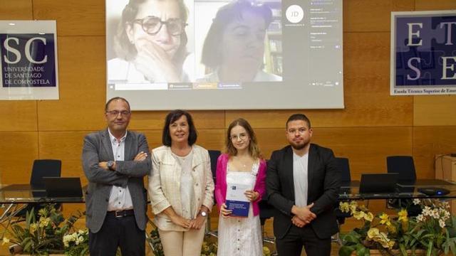 A investigadora do Cretus, Ana Arias (c) xunto a Gumersindo Feijoo, pola esquerda, María Teresa Moreira e Jonh Alexander e de fondo, María Paula Bautista e Patrizia Ghisellini, despois da defensa da tese de doutoramento / | USC