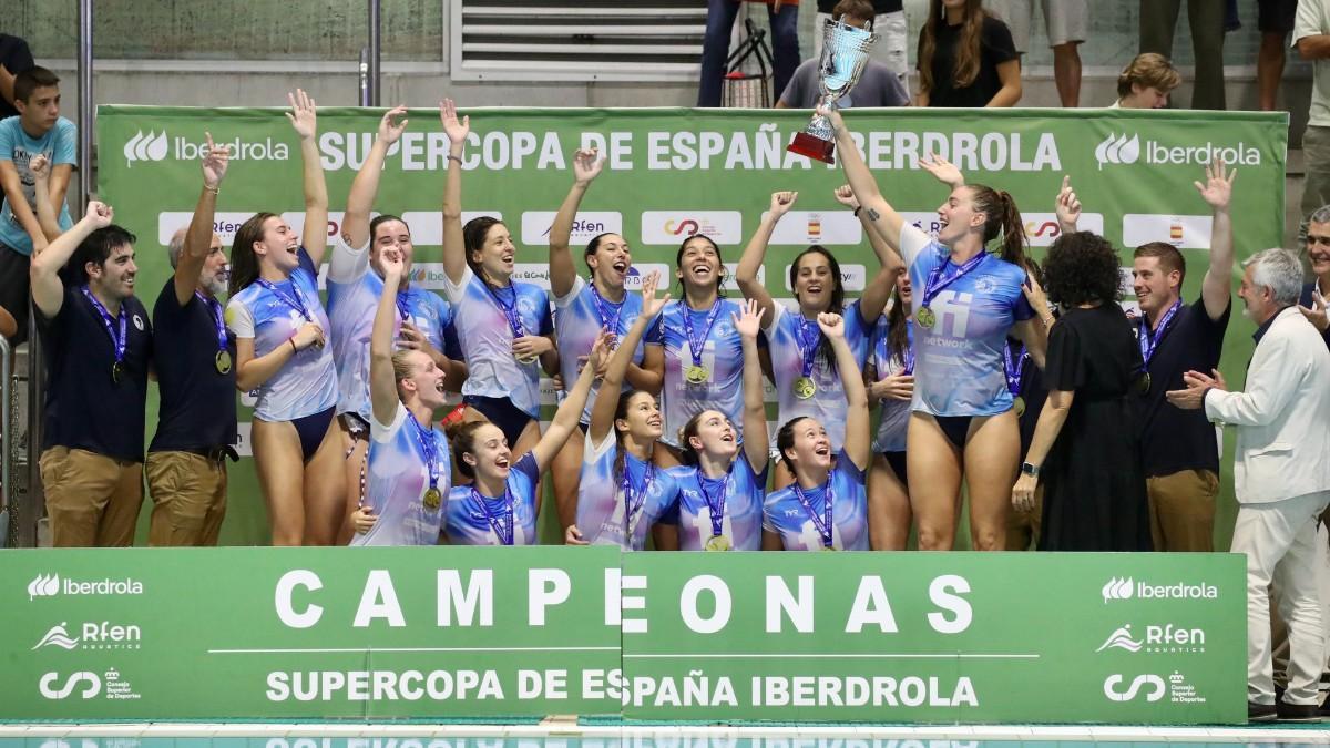 Las jugadoras del Sabadell celebran el título como campeonas de la Supercopa de España