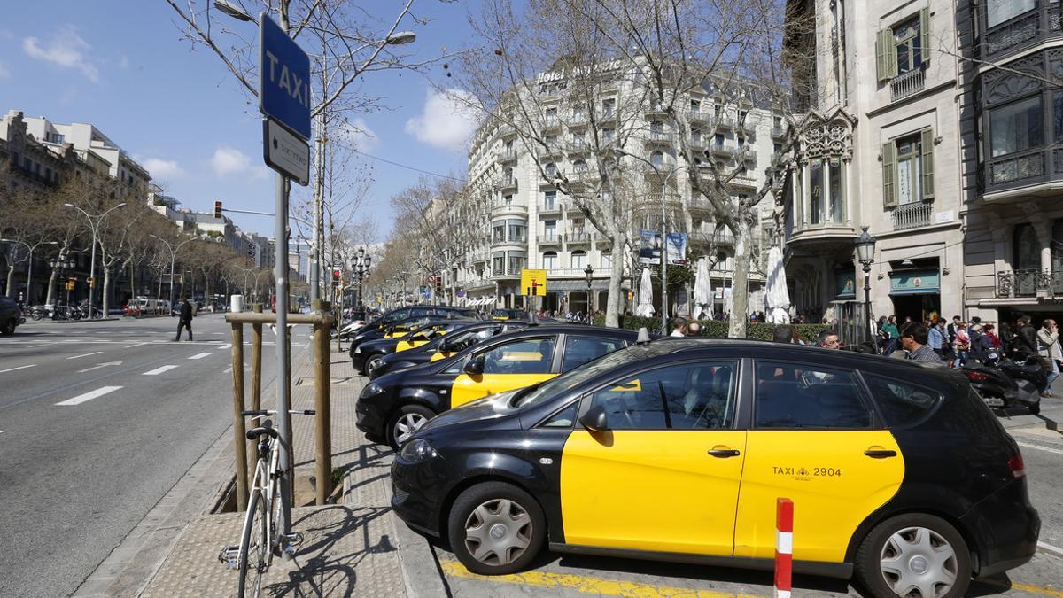 Taxis estacionados cerca del Hotel Majestic, en el paseo de Gràcia de Barcelona.