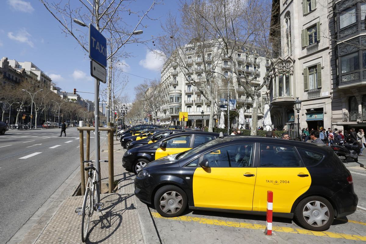 Taxis estacionados cerca del Hotel Majestic, en el paseo de Gràcia de Barcelona.