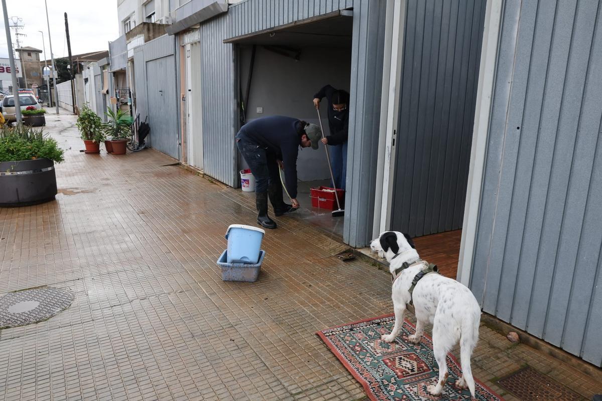 Vecinos de Cogullada limpian en barro de sus casas tras la inundación Vecinos de Cogullada limpian en barro de sus casas tras la inundación