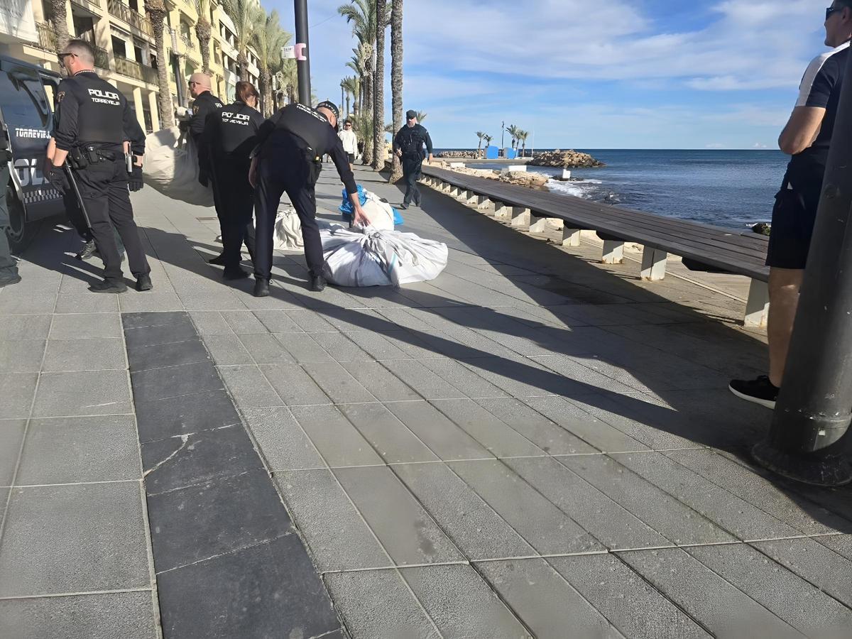 Intervención conjunta de la Guardia Civil y la Policía Local en el paseo marítimo de Juan Aparicio-Las Rocas