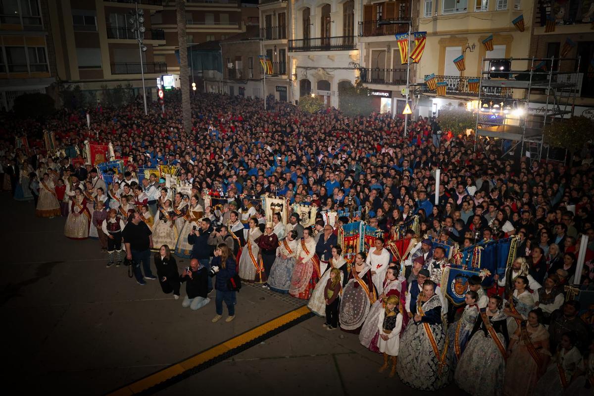Las comisiones ante la Torre.