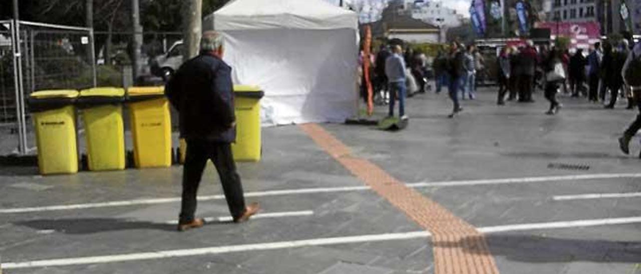 Los tenderetes cortaron el paso a los caminos para invidentes.