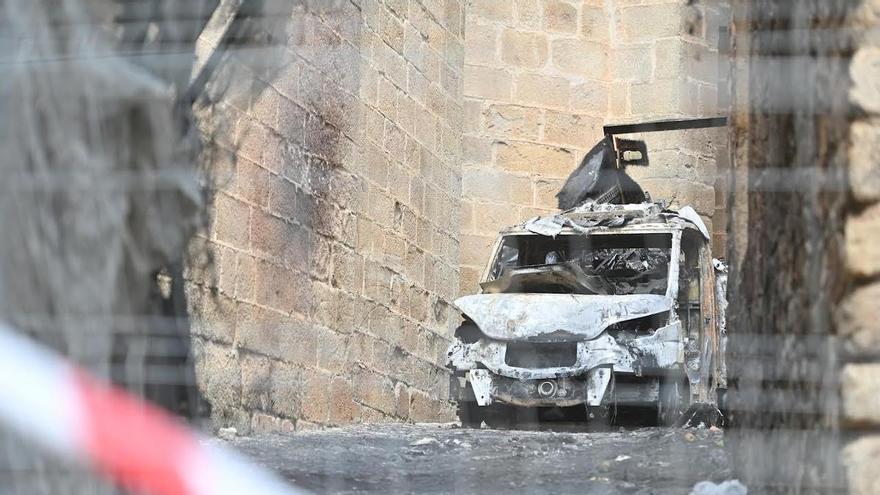 Incendio, humo y revisión urgente: sin daños en Santa María en pleno besamanto de la patrona cacereña