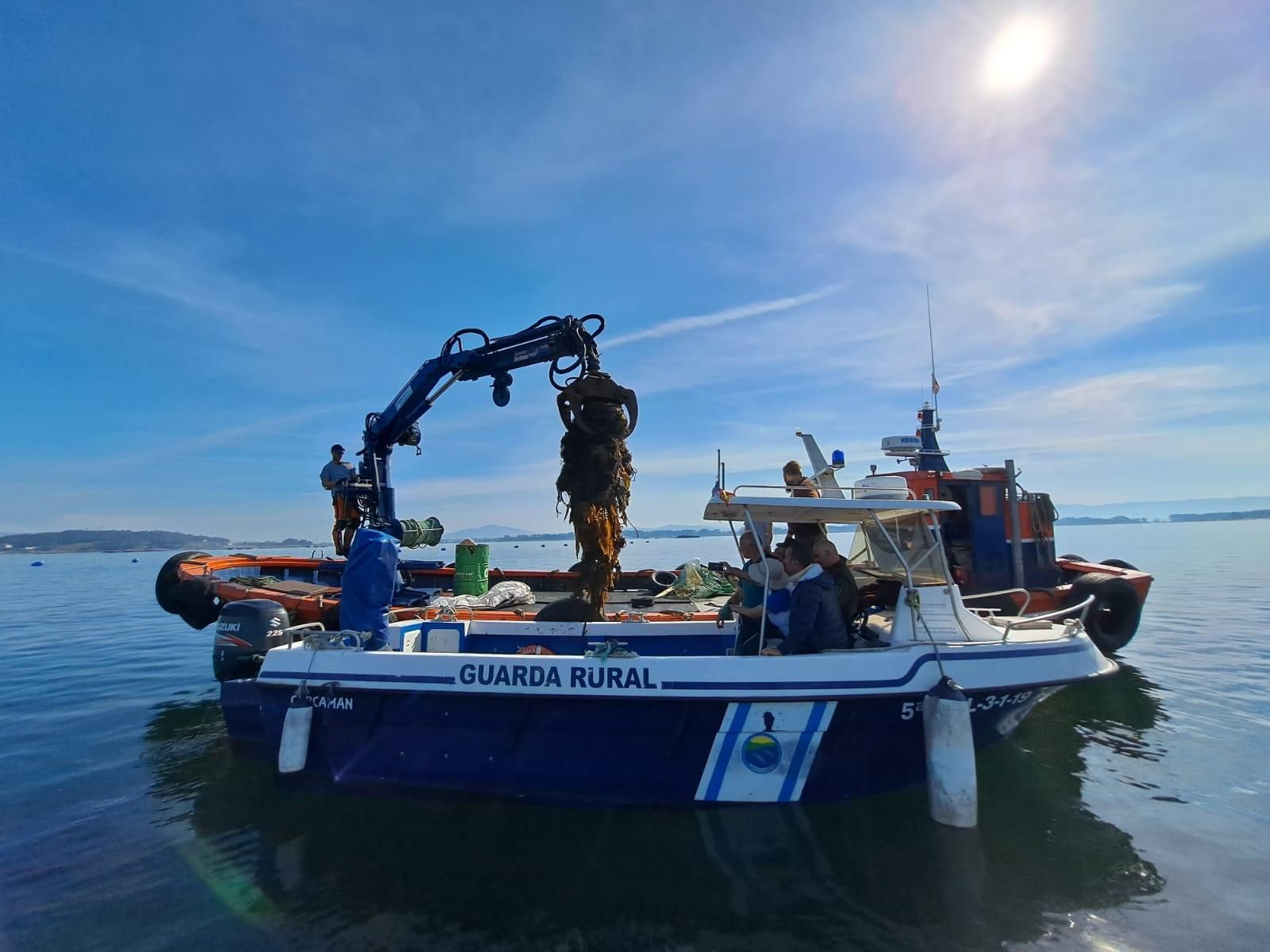 Los trabajos de eliminación de basura marina llevados a cabo por el programa Plancton en Guidoiros Areoso.