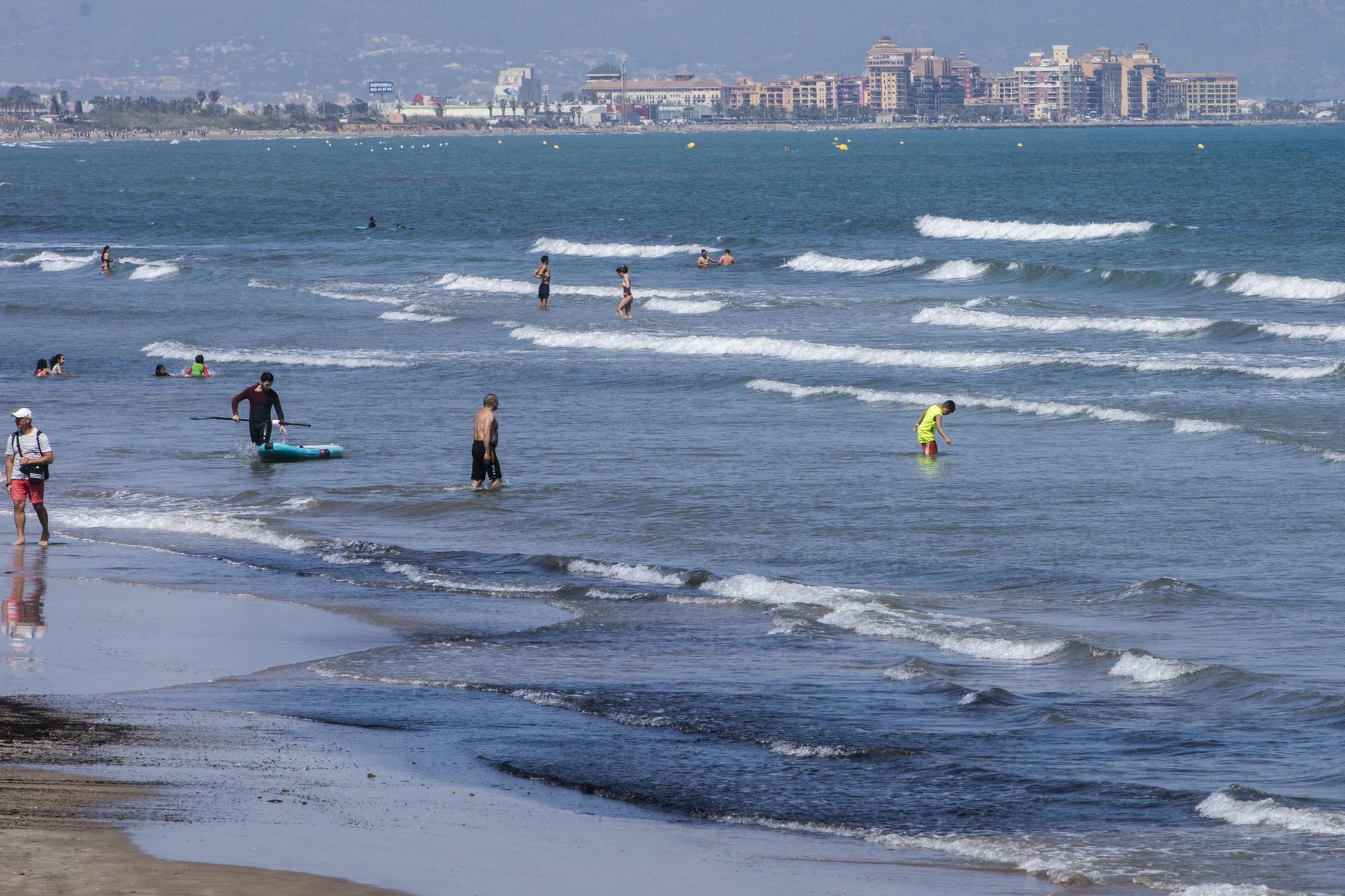 Los valencianos se lanzan a la calle en un soleado lunes de Pascua