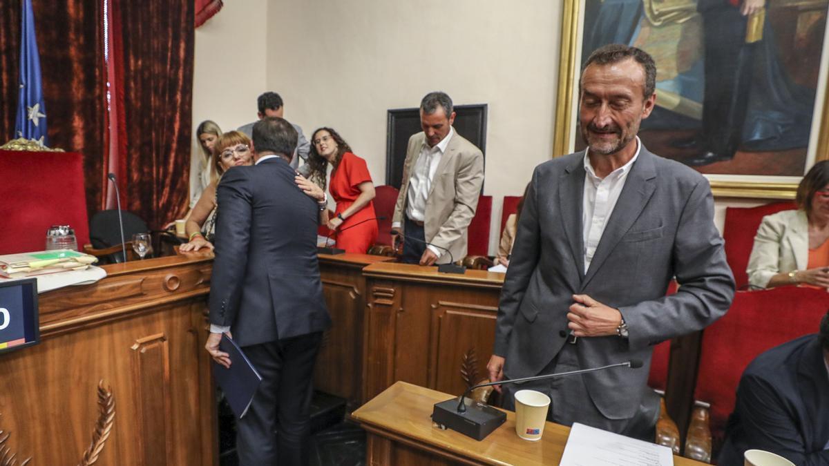 El socialista Carlos González, en la bancada de la oposición, durante un pleno