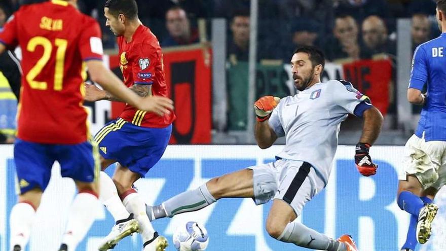 Buffon trata de despejar, sin éxito, el balón ante Vitolo, que se aprovechó de este fallo para adelantar a España. // Stefano Rellandini