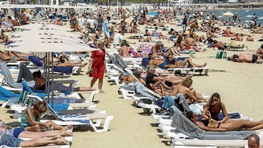 La playa del Postiguet de Alicante llena de turistas, en una imagen reciente.