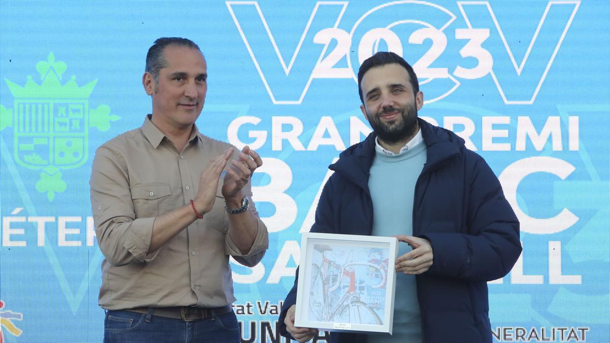 Darío Moreno Lerga recibe el detalle del paso de la Volta CV por Sagunt de manos de Ángel Casero