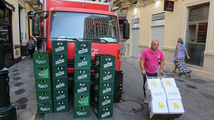 Repartidores de bebidas en el Centro de Málaga.