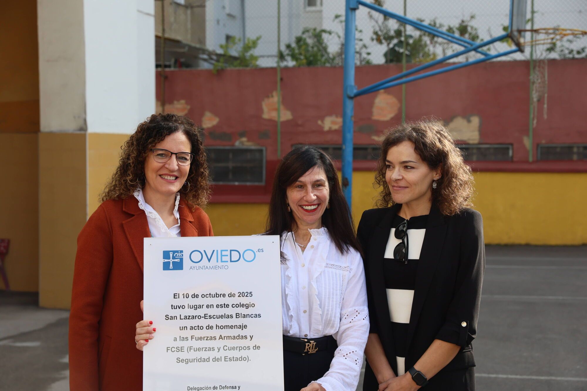 Escuelas Blancas. Acto de izado de la bandera con asistencia del delegado de Defensa y representantes de la Guardia Civil, la Policía Nacional y la Municipal, entre otros