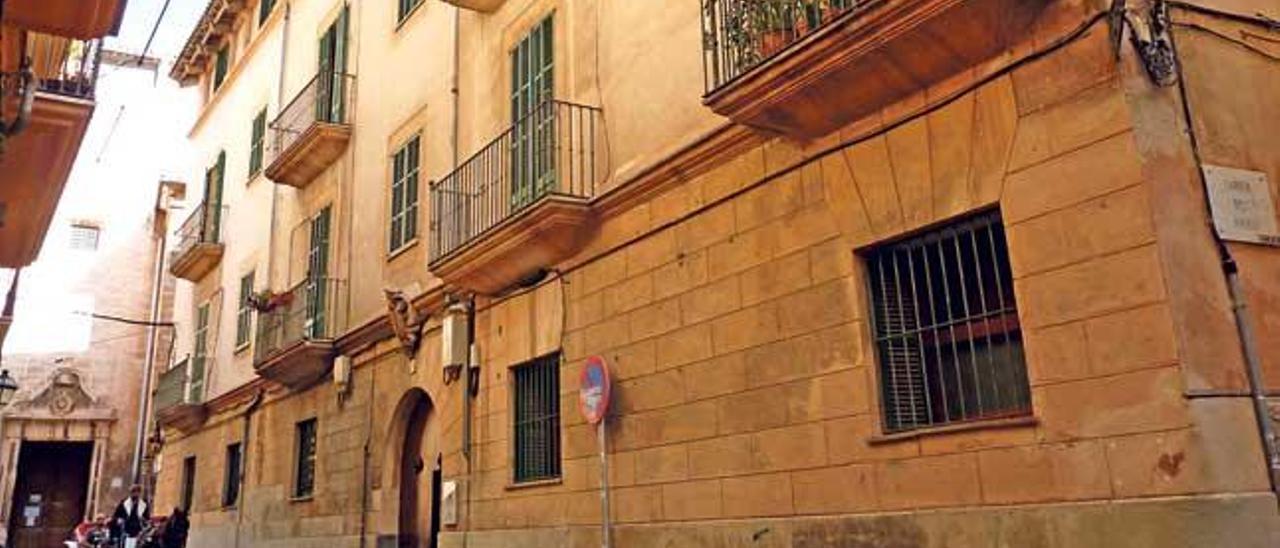 Este edificio, Can Marqués, situado en la calle Sant Jaume acabará siendo un hotel de lujo.