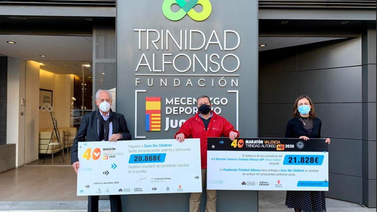 Entrega del cheque de la Fundación Trinidad Alfonso a Save the Children