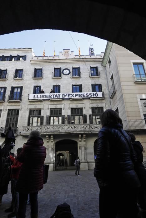 Girona treu de l''ajuntament la pancarta dels "presos polítics" i en posa una altra reclamant "llibertat d''expressió"