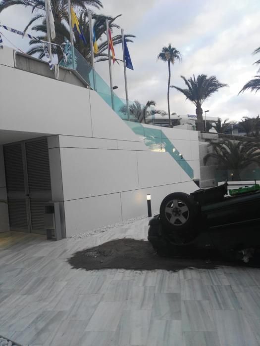 Un coche acaba volcado en la recepción de un hotel de Playa del Inglés