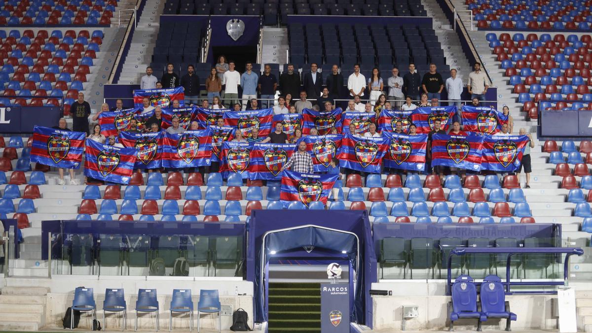 Acto de Izada de bandera con la delegación de peñas levantinistas y representantes de las diferentes peñas.