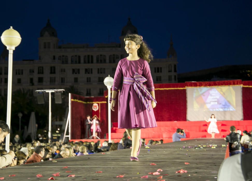 Las niñas vencen a las bajas temperaturas, al viento y a la amenaza de lluvia