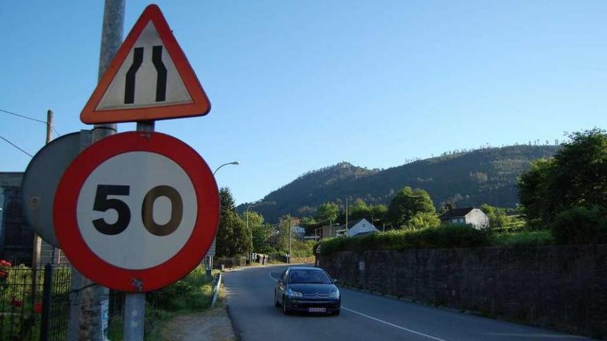 La carretera N-555 entre Redondela y Peinador, que se dotará de aceras en varios tramos. // Faro