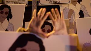 Varias personas sostienen un cartel con la imagen de Gisèle Pelicot, durante la concentración feminista en apoyo a Gisèle Pelicot, ante la embajada de Francia