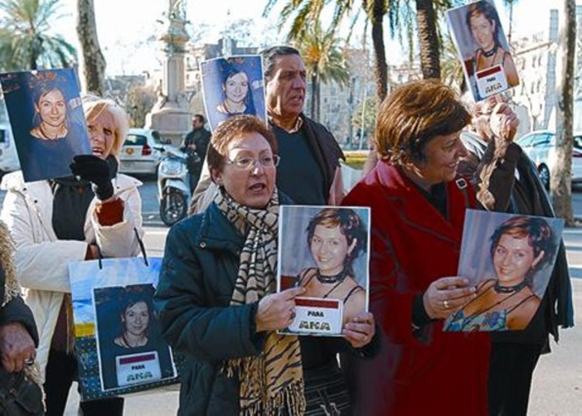 Familiars i amics d’Ana María Páez mostren retrats de la jove assassinada davant de l’Audiència, ahir. Familiars i amics d’Ana María Páez mostren retrats de la jove assassinada davant de l’Audiència, ahir.