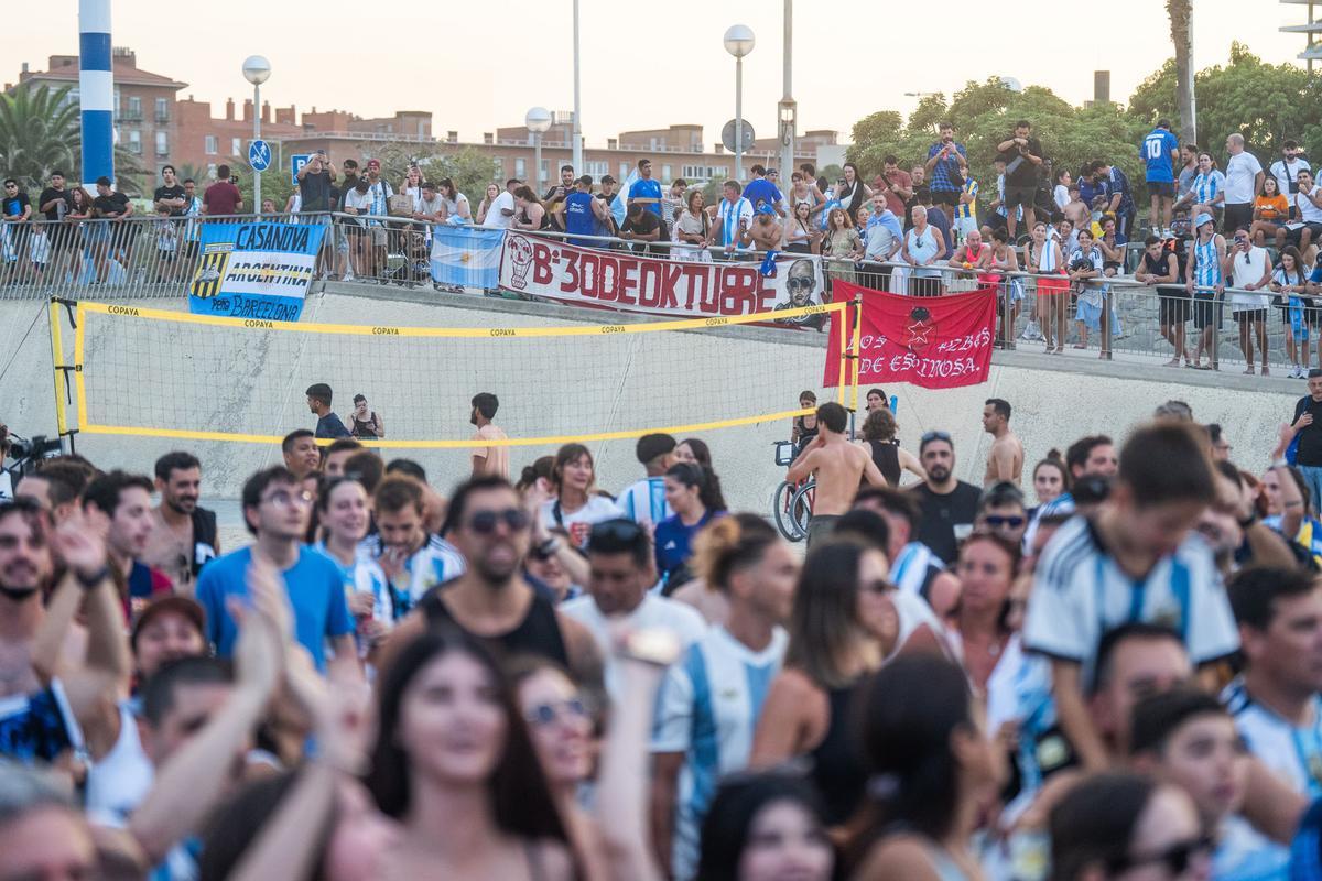 Aficionados argentinos se reúnen en la playa del Bogatell el día antes de la gran final contra España del Mundial