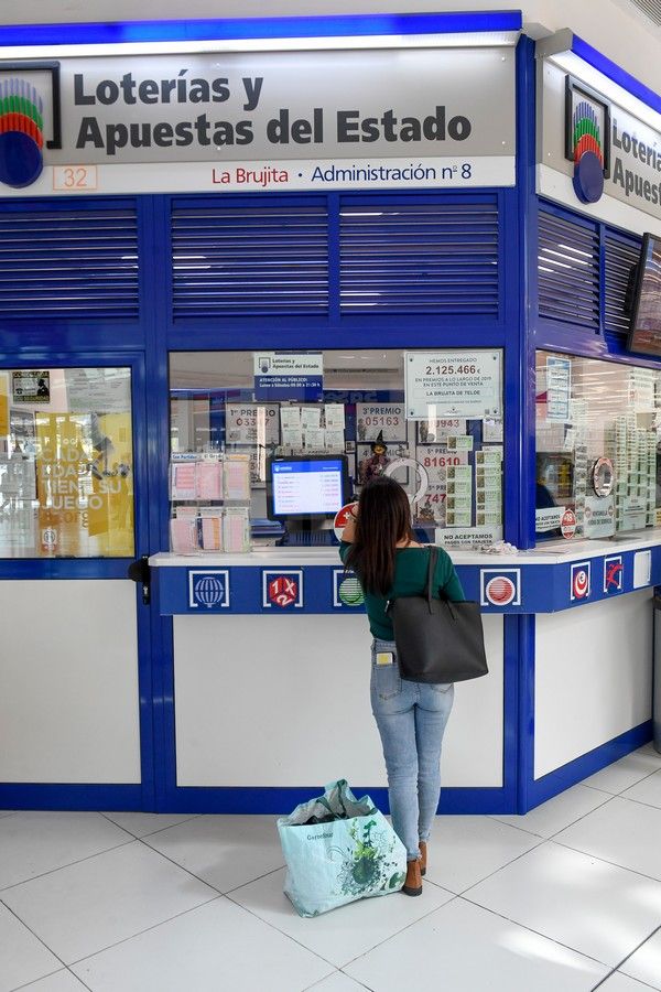 Colas para comprar la Loteria del Niño en Gran Canaria