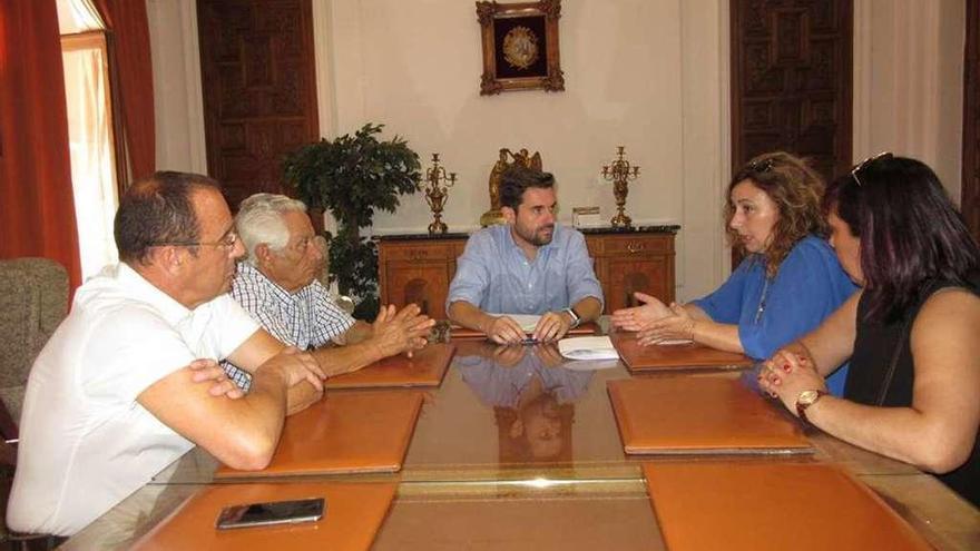 Representantes de Siglo XXI y Faveza reunidos con Antidio Fagúndez y Tomás Antón.