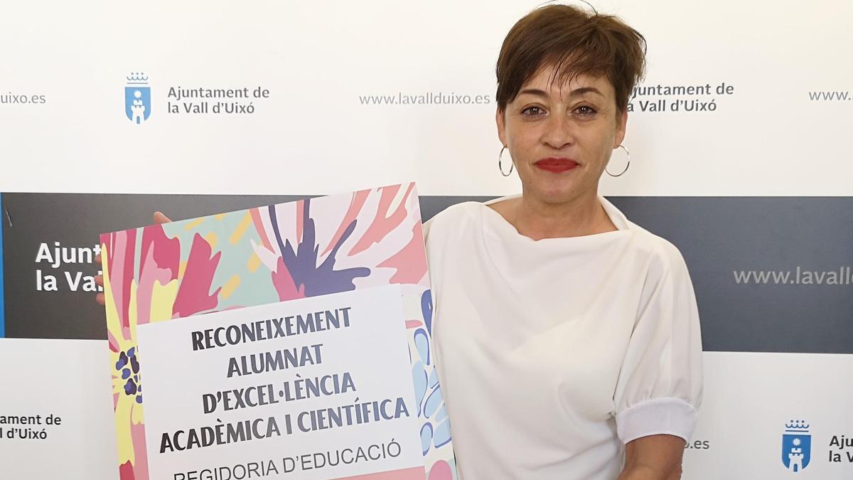 La concejala de Educación y primera teniente de alcaldesa, Carmen García, presenta el acto de reconocimiento a la excelencia académica 2021-2022.