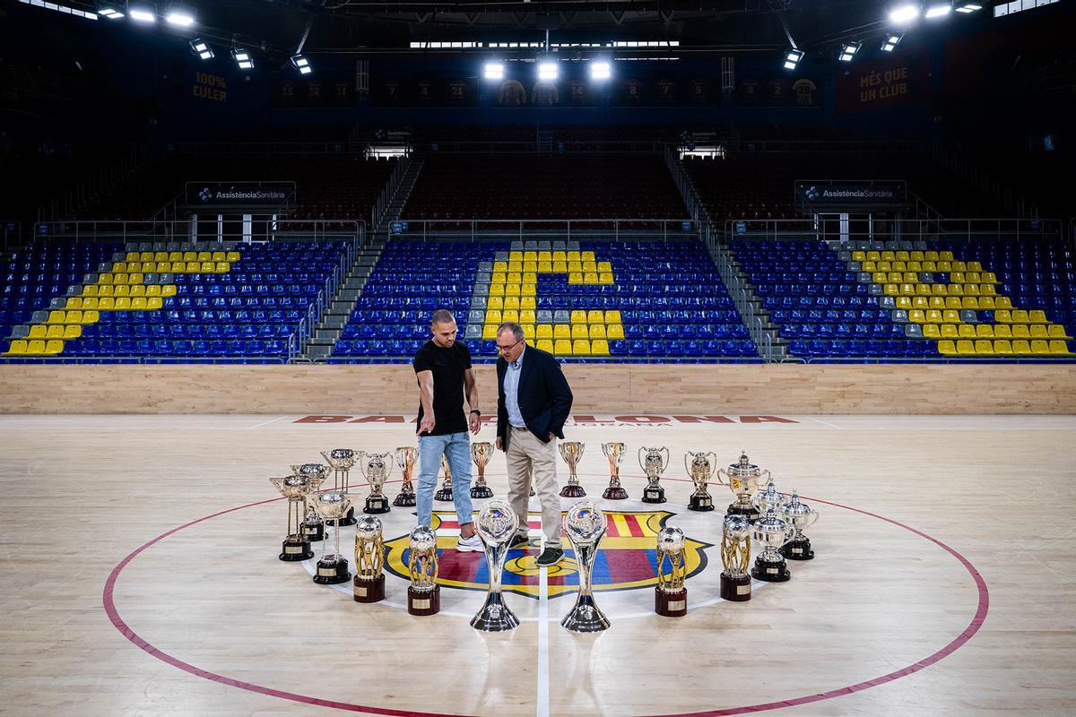 Ferrao, André Coelho y Jesús Velasco se despiden del Barça fotografiándose con todos sus trofeos.