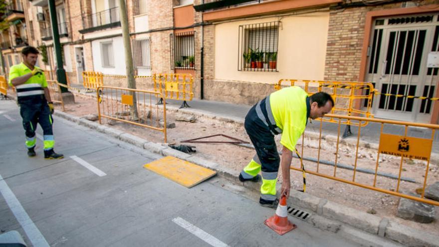 Imagen de archivo de personas trabajando a través de un programa de empleo.