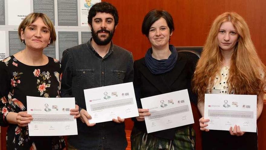 Ángeles Madriñán (primera por la izquierda), con los otros premiados en el certamen.//Baúlde/Roller Agencia
