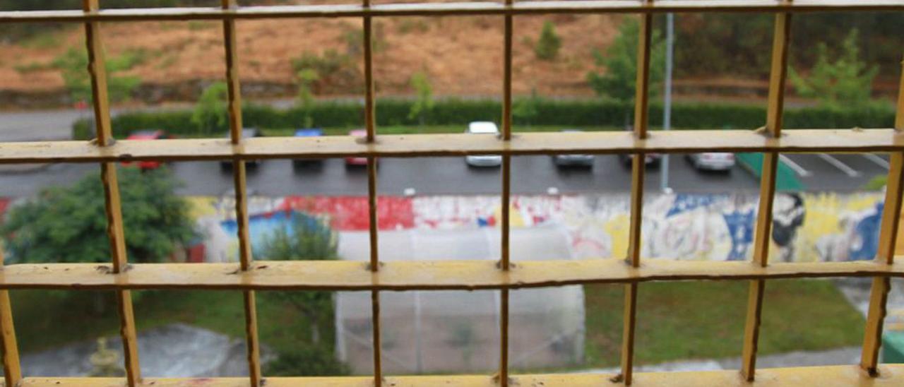 Vista al exterior desde un módulo del centro penitenciario de Pereiro. // IÑAKI OSORIO