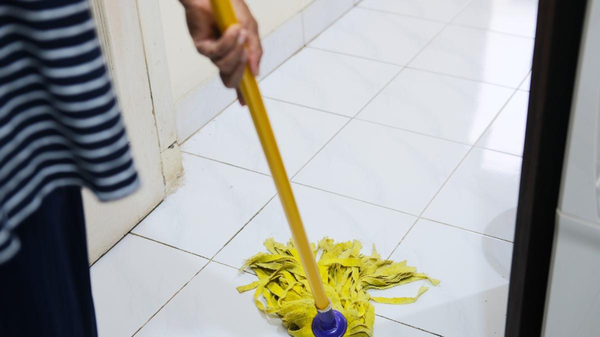 Despídete de las manchas y la suciedad persistente al fregar el suelo correctamente