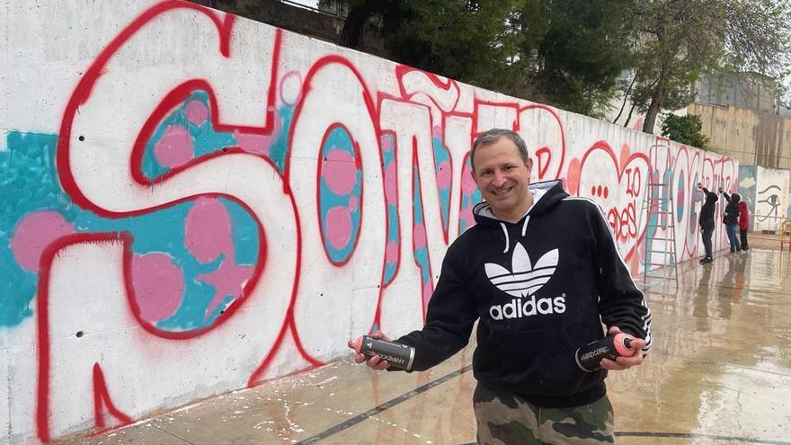 Dolar One durante la elaboración del grafiti en el colegio Miguel Servet de Elda.