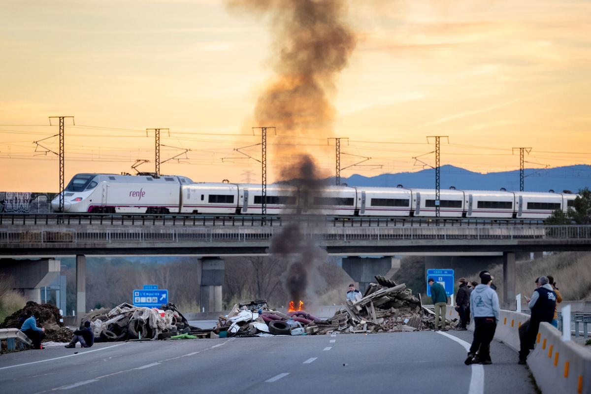 Tall de l'AP-7 a l'Empordà per la protesta dels pagesos.