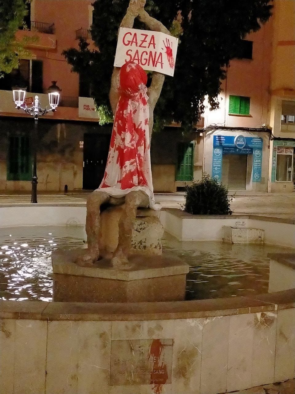 Esculturas de toda Mallorca amanecen con carteles a favor de Palestina: "Paremos el genocidio"