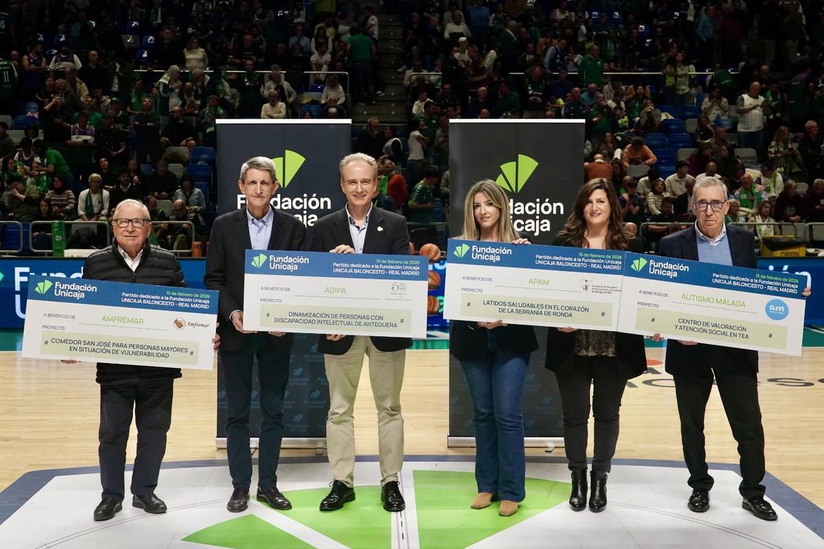 La entrega se celebró durante el encuentro de este domingo entre Unicaja y Real Madrid.