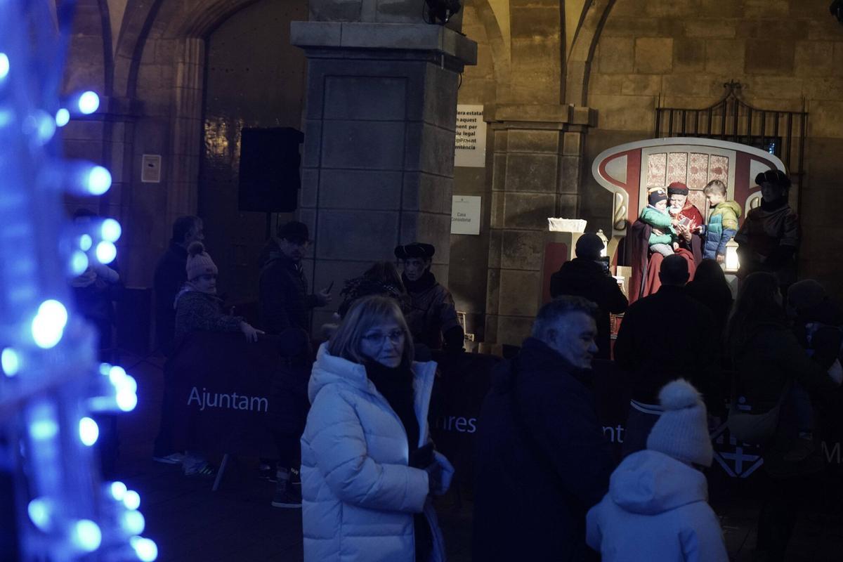 Totes les fotos dels infants de Manresa donant la carta al Príncep Assuan