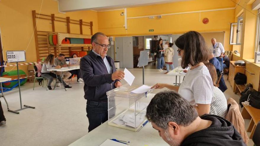 José Enrique Sotelo (PP) fue el primer candidato en votar, lo hizo en Aldán.